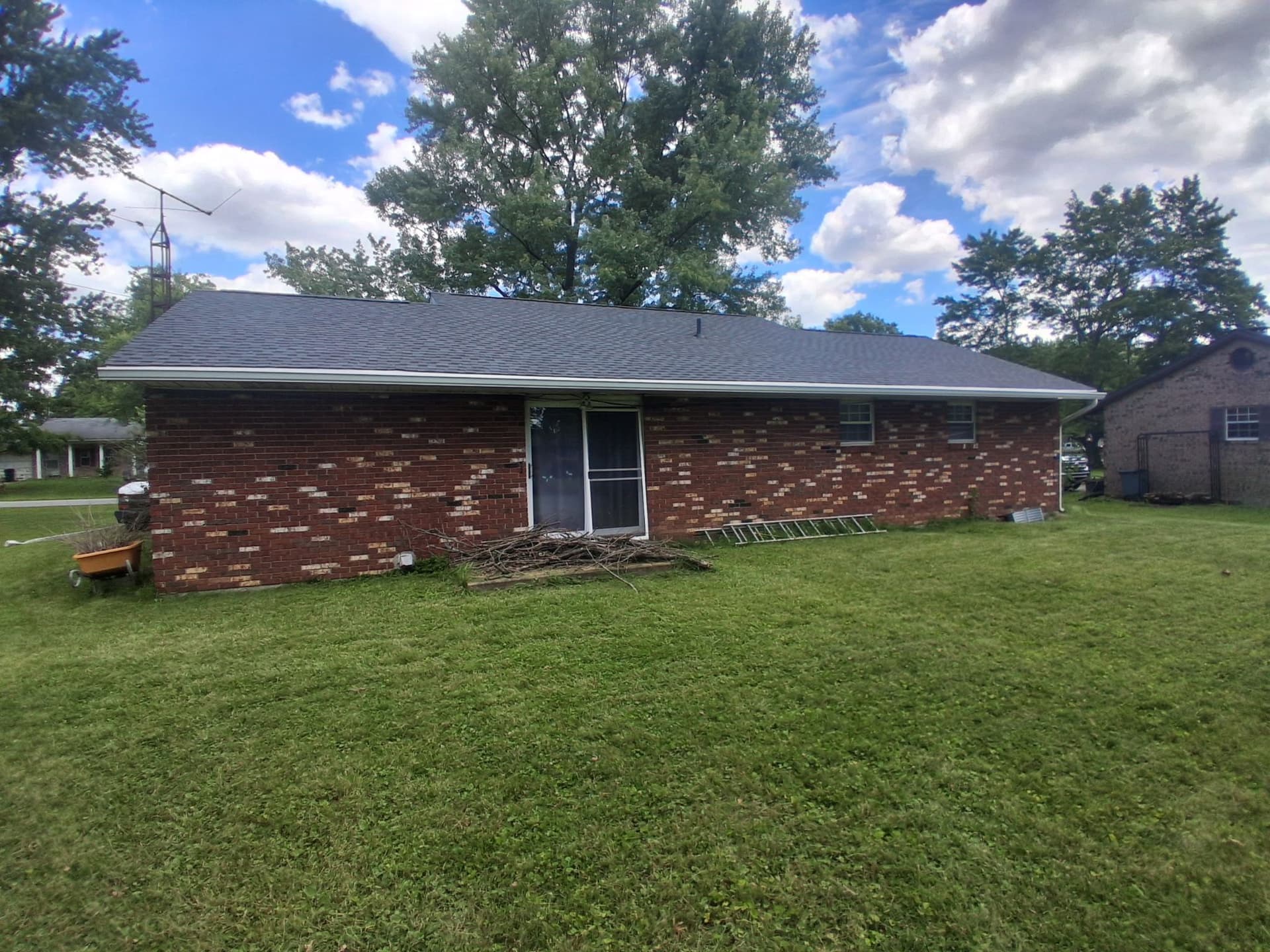 Gallery photos for New Roof and 6-Inch Seamless Gutters Installed in Blanchester: Image #1