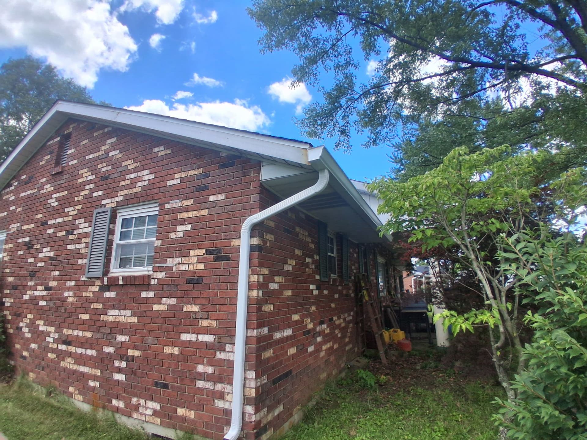 Gallery photos for New Roof and 6-Inch Seamless Gutters Installed in Blanchester: Image #2